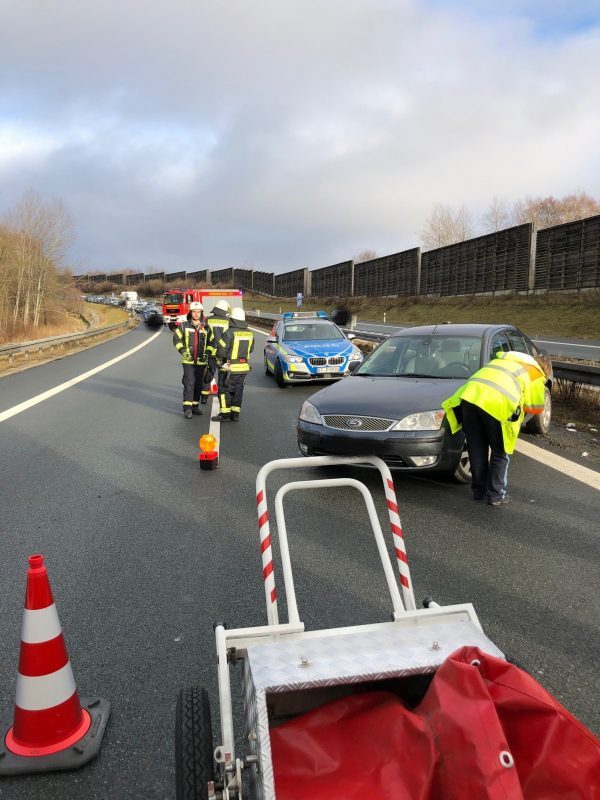 273.) THL – VU auf BAB93 – Person klemmt